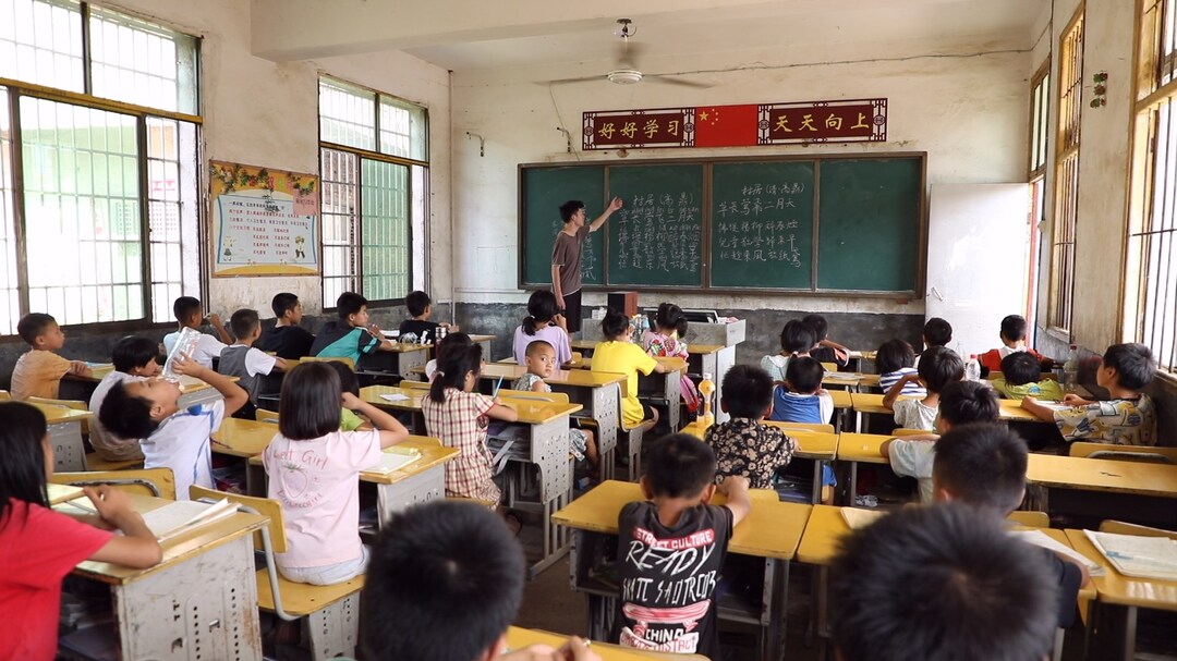 开设"爱心传承辅导班",60多名孩子齐聚在田心学校上课学习,开启他们的