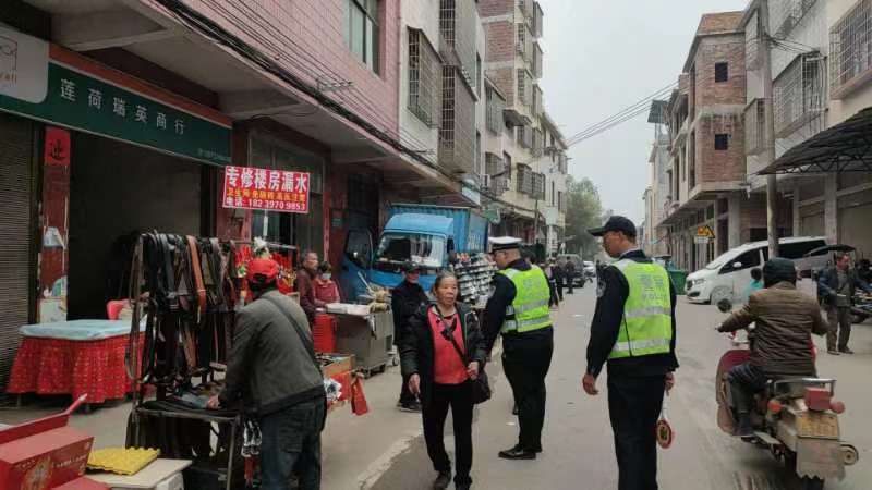 珠泉镇：整治“马路市场” 实现“摊清、路畅”