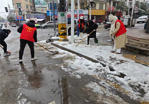 塘村镇：干群齐心铲雪除冰 保障道路畅通
