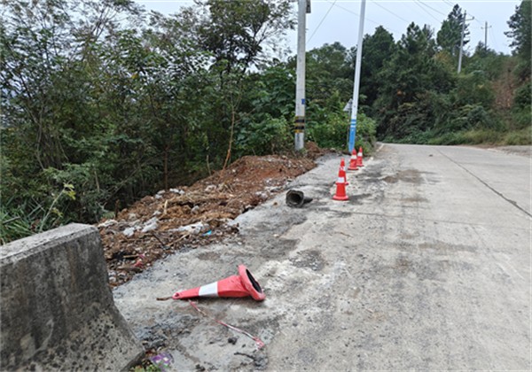 塘村镇开展道路安全隐患整治行动