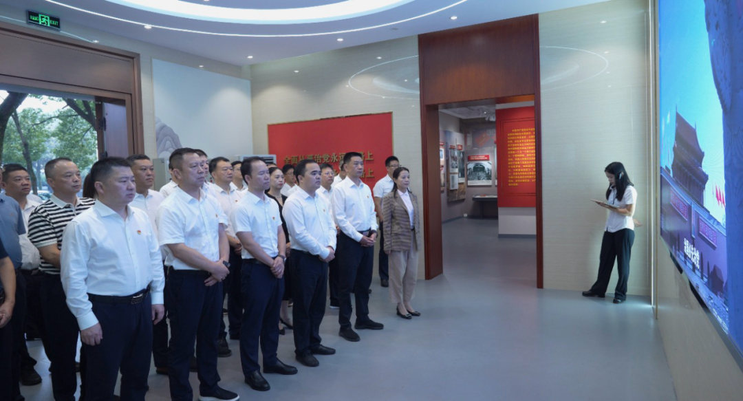 我县组织县级领导干部开展廉政警示教育活动