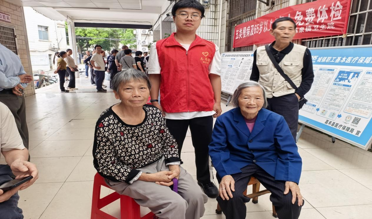 珠泉亭社区党建引领“专业社工+志愿服务” 为65岁以上老人送上“家门口”的免费体检