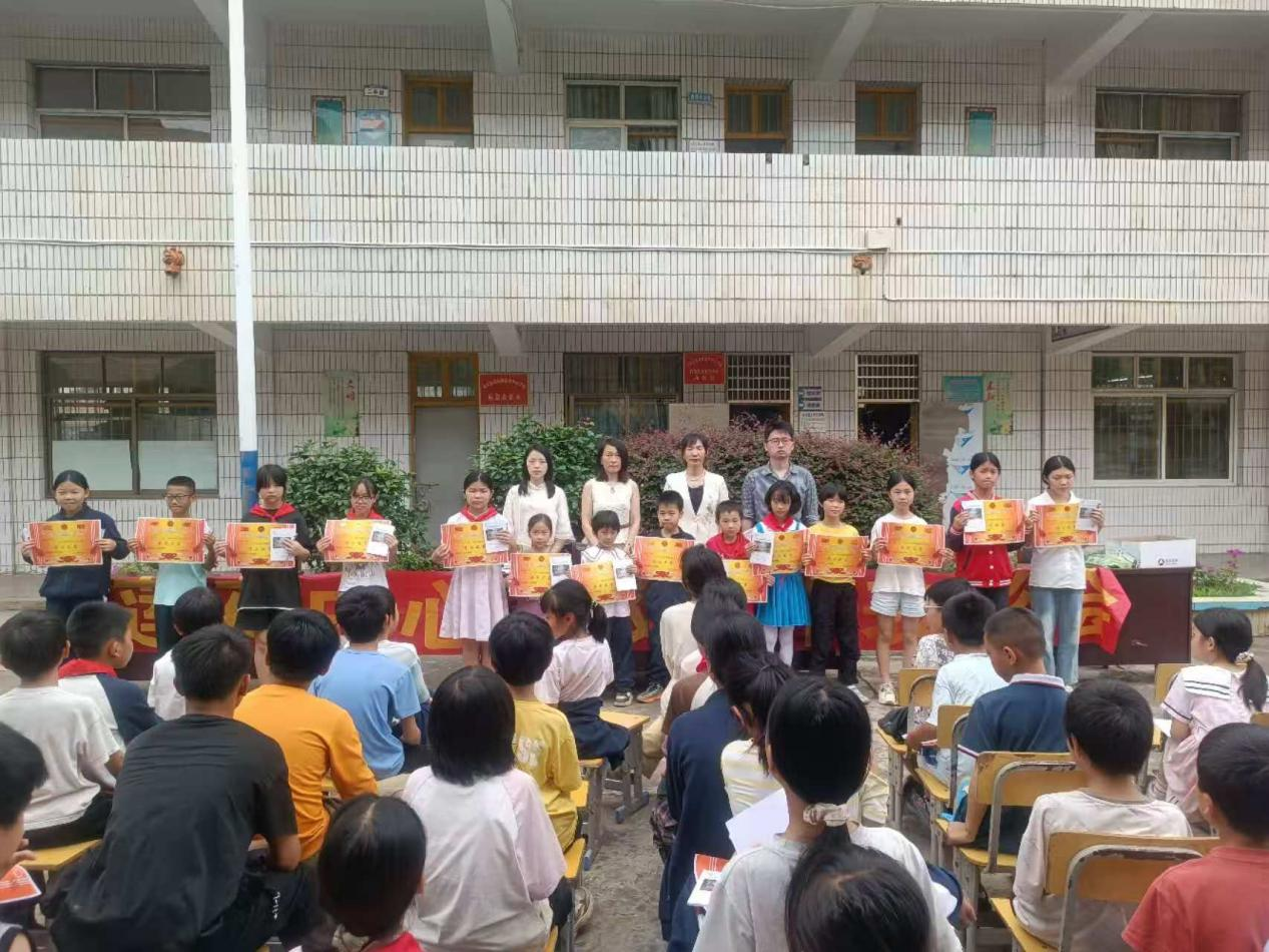 莲荷中心学校举行期中表彰大会暨家长会教学开放日活动