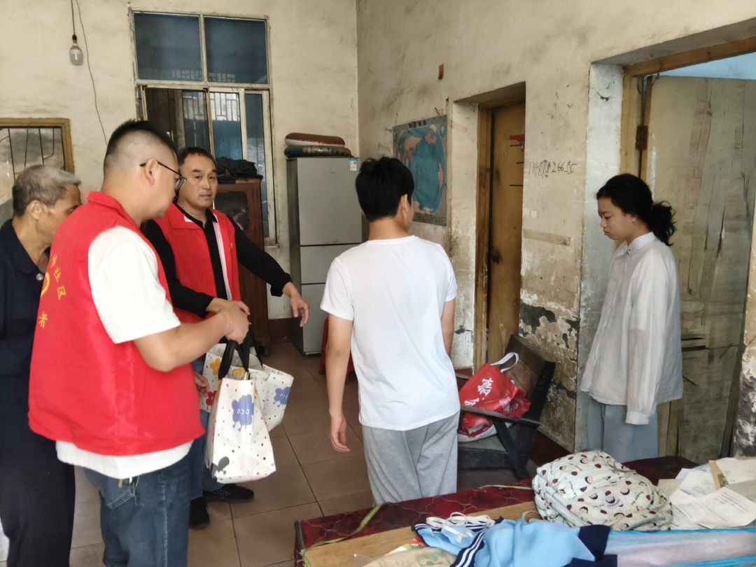 珠泉镇鳌峰社区：“六一”送温暖 关爱伴童行