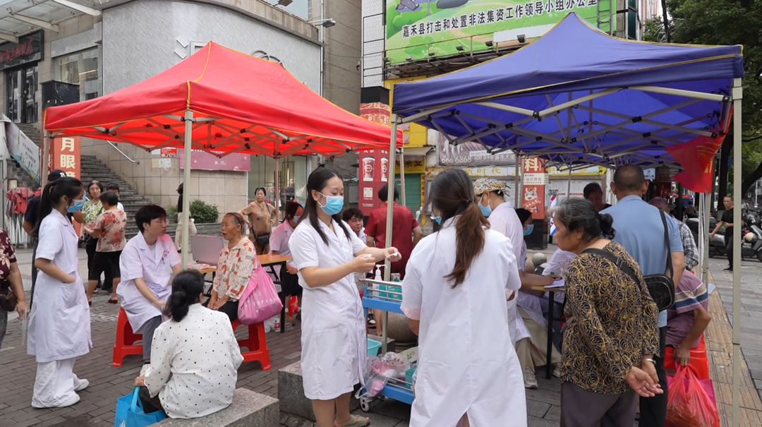 巡回义诊进街区 冬病夏治送安康——嘉禾县人民医院开展中医药便民服务活动
